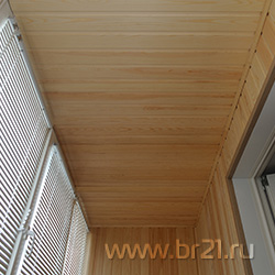 Фото отделки балкона деревянной вагонкой, остекление ПВХ