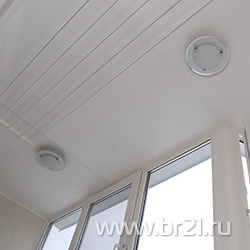 Освещение на балконе, обшивка потолка (белая матовая сэндвич-панель)