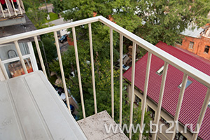 Парапет на балконе после окончания работ и покраски