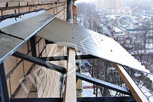 Фото крепления листа из профнастила на крышу балкона