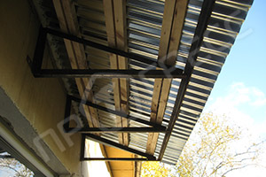 Крыша на балкон из профнастила без отделки