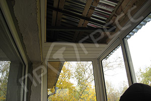 Крыша на балкон из профнастила с остеклением