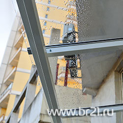 Козырек на балконе из прозрачного монолитного поликарбоната